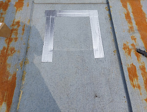 Zateplení stropu zděné budovy s nízkou dvouplášťovou střechou pomocí foukané izolace 